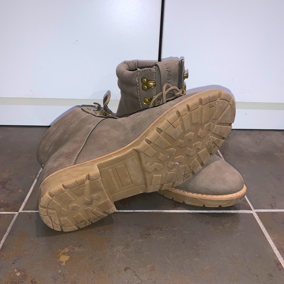 Woman’s Nautica Boots NWOT - Picture 3 of 4